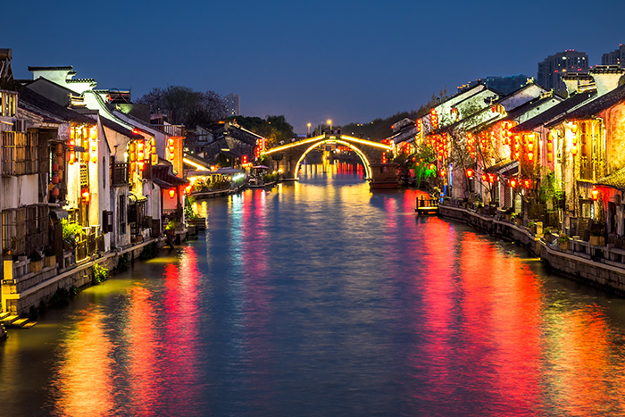 當(dāng)我問(wèn)DeepSeek亮化公司哪家好？它的回答竟.....