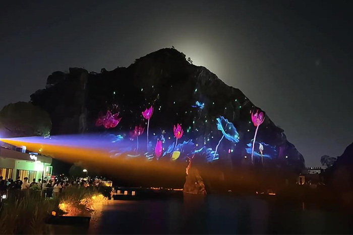 亮化讓山成焦點(diǎn)，無(wú)光讓景變背景，游客選擇早有答案