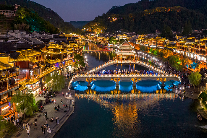 景區(qū)亮化工程驗(yàn)收?qǐng)?bào)告：哪些指標(biāo)直接決定游客復(fù)游率？